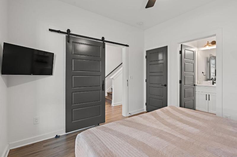 Nashville Charmer - Private Rooftop - Sleeps 14 - image 2