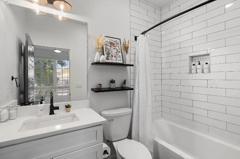 Nashville Charmer - Private Rooftop - Sleeps 14 - image 10