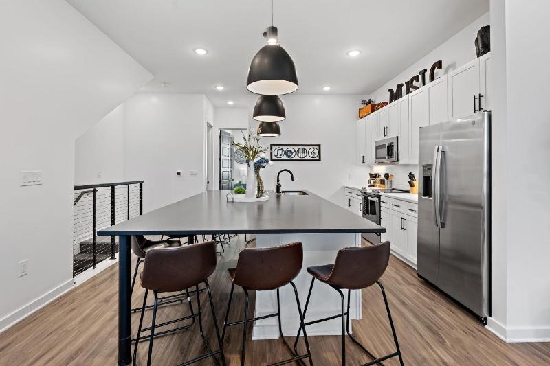 Nashville Charmer - Private Rooftop - Sleeps 14 - image 11