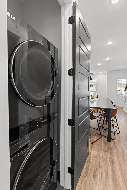 Nashville Charmer - Private Rooftop - Sleeps 14 - image 7