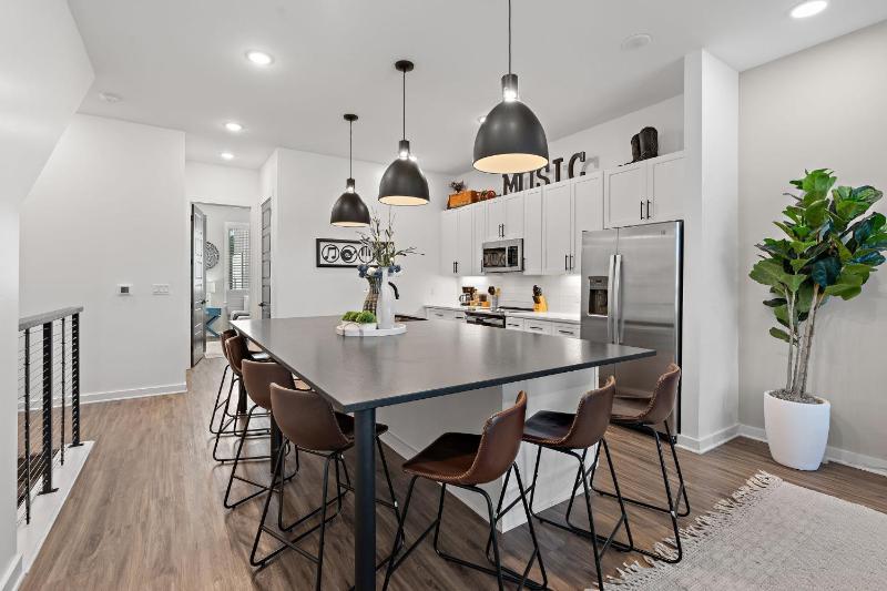 Nashville Charmer - Private Rooftop - Sleeps 14 - image 14