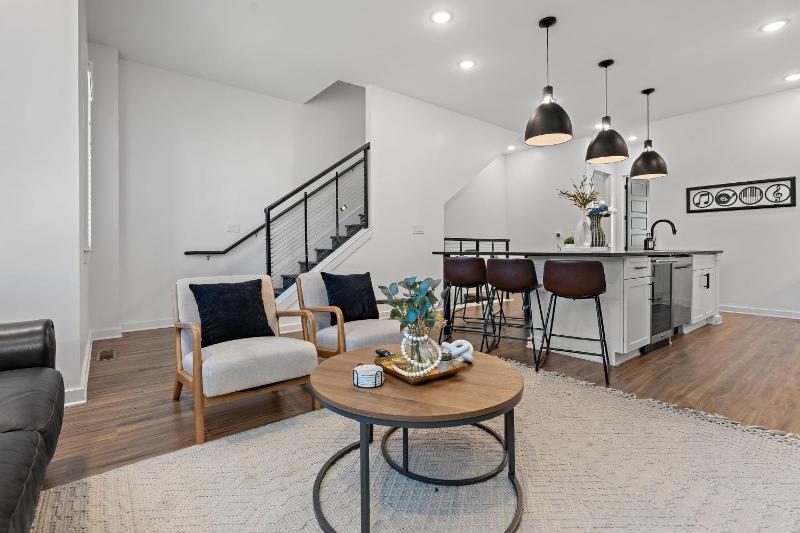 Nashville Charmer - Private Rooftop - Sleeps 14 - image 8