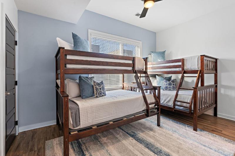 Nashville Charmer - Private Rooftop - Sleeps 14 - image 16