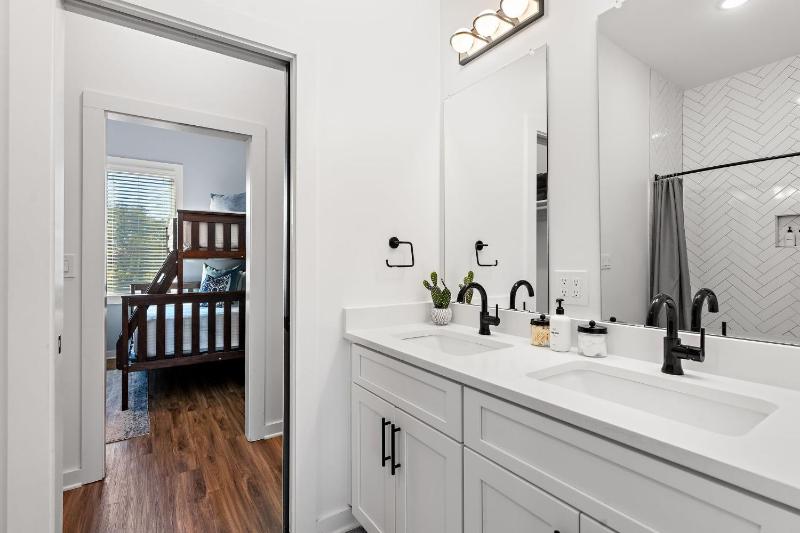 Nashville Charmer - Private Rooftop - Sleeps 14 - image 13
