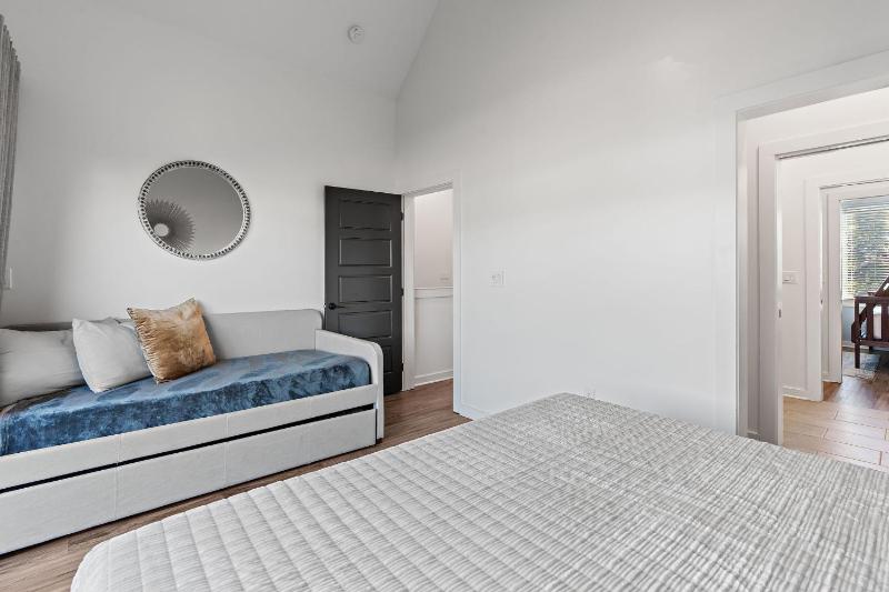 Nashville Charmer - Private Rooftop - Sleeps 14 - image 4