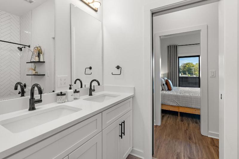 Nashville Charmer - Private Rooftop - Sleeps 14 - image 6
