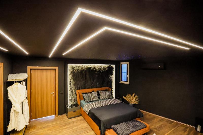 Unique Luxury Suite - image 13