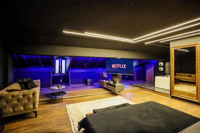 Unique Luxury Suite - image 15