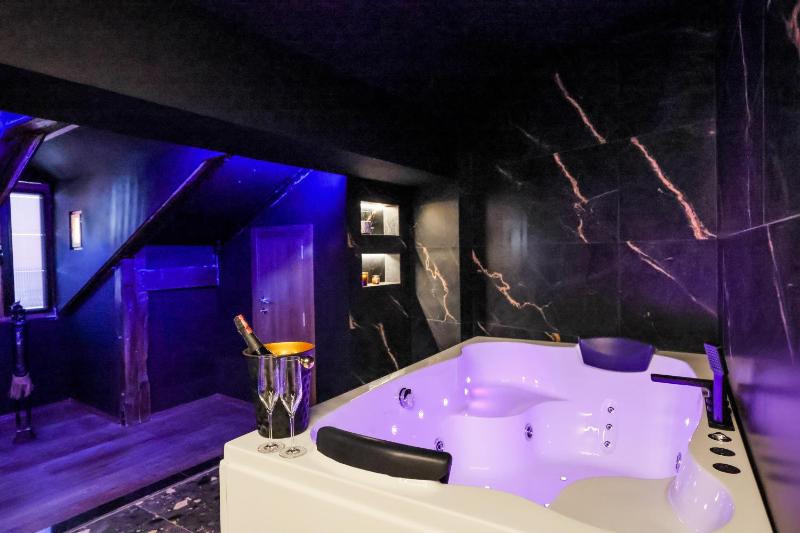 Unique Luxury Suite - image 11