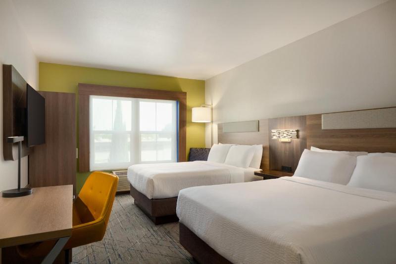 Standard Queen Room with Two Queen Beds image 1