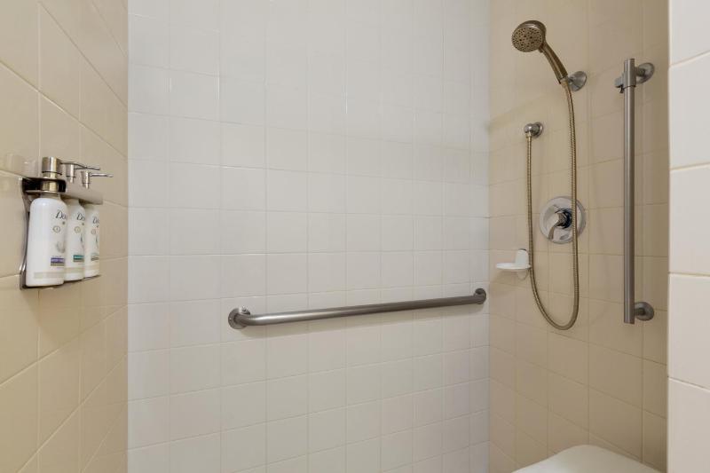 Queen Room - Disability Access image 3