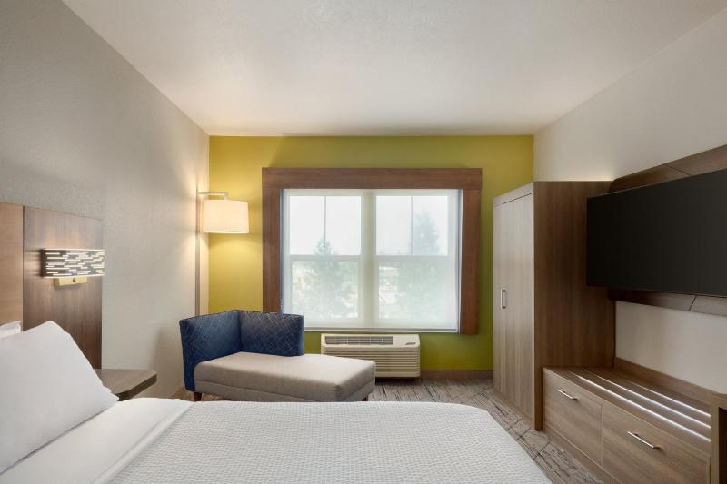 Standard King Room image 3