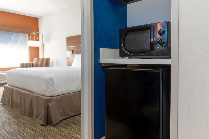 Standard King Room with Roll-In Shower - Communications Access image 4