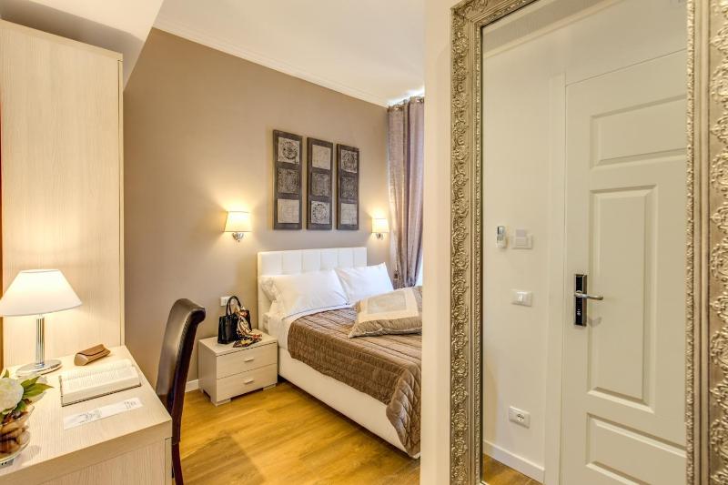 Double Room image 4