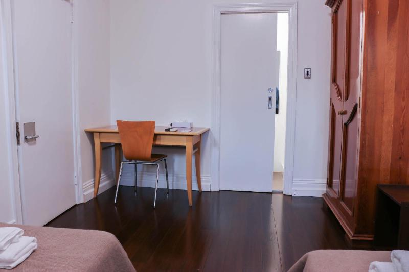 Twin Room image 4