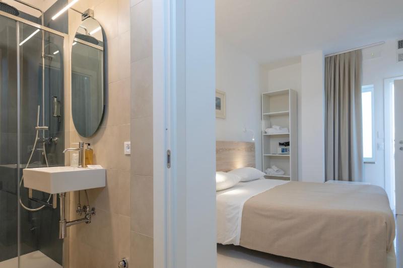 Standard Double Room image 3