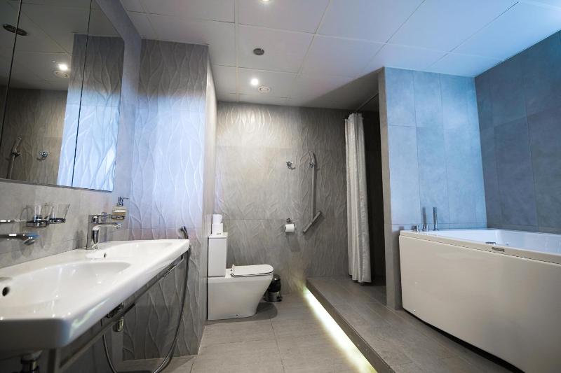 Deluxe Twin Room with Spa Access image 1