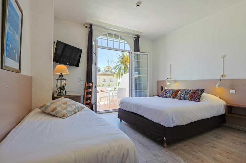 Superior Triple Room image 3