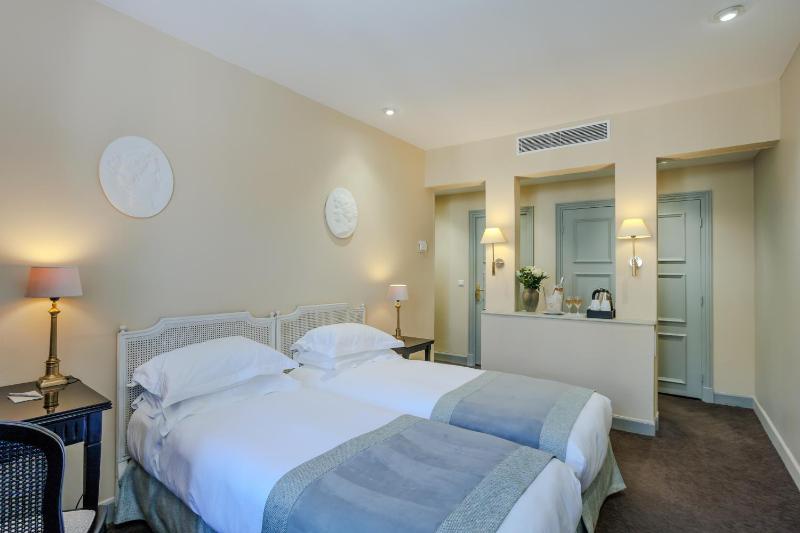 Executive Room (Free Wine Tasting) image 3