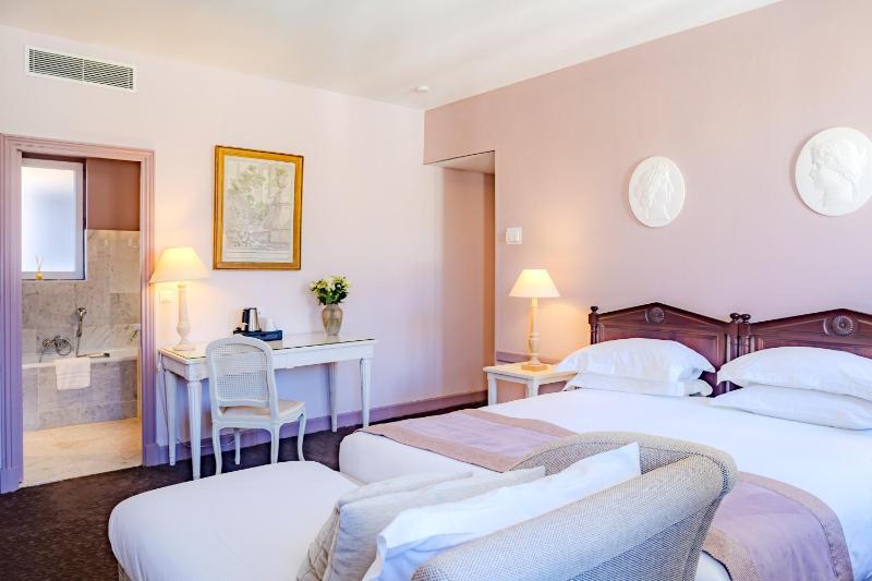 Deluxe Room (Free Wine Tasting) image 3