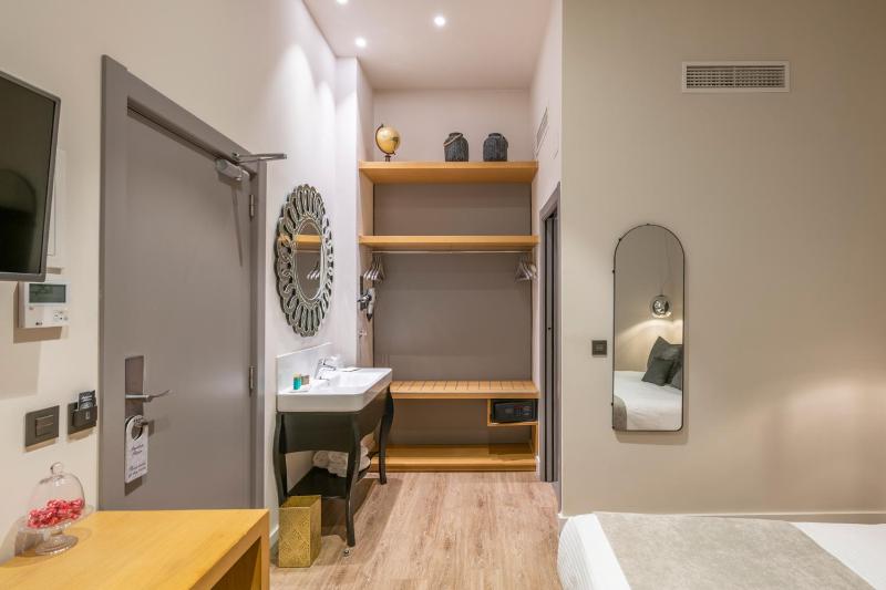Basic Double Room image 2