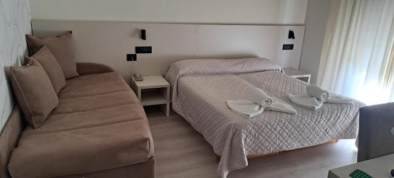 Double Room with Balcony image 4