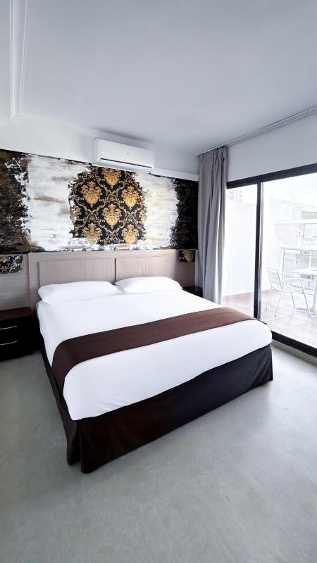 Quadruple Room image 3