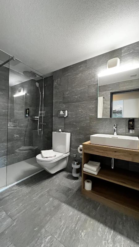 Deluxe Double Room with Balcony image 2