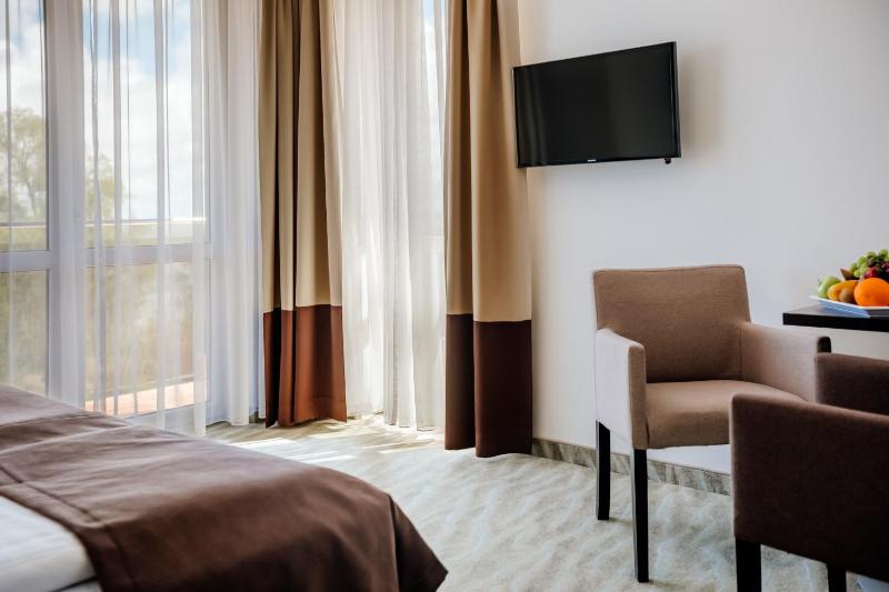 Twin Room with Terrace and Lake View image 2