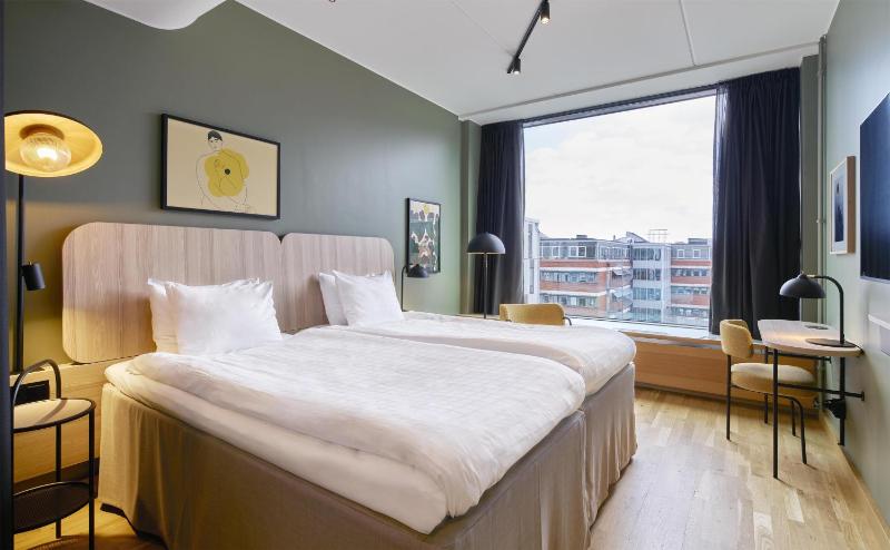Standard Twin Room image 3