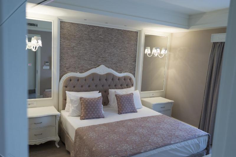 Standard Double Room image 3