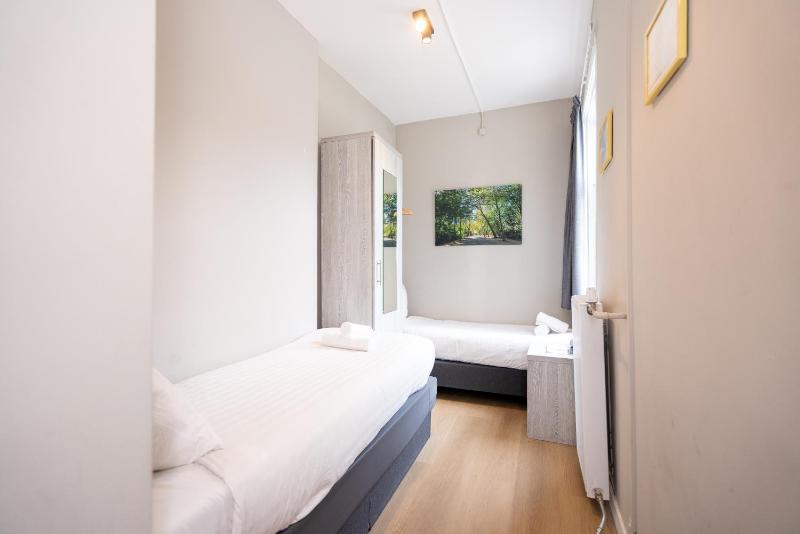 Twin Room with Private Bathroom image 1