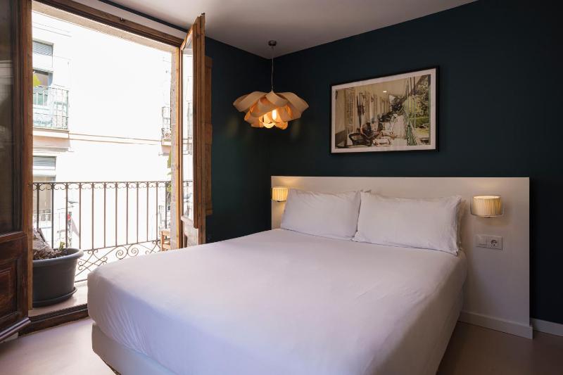 Double Room with Balcony and Private Bathroom image 2