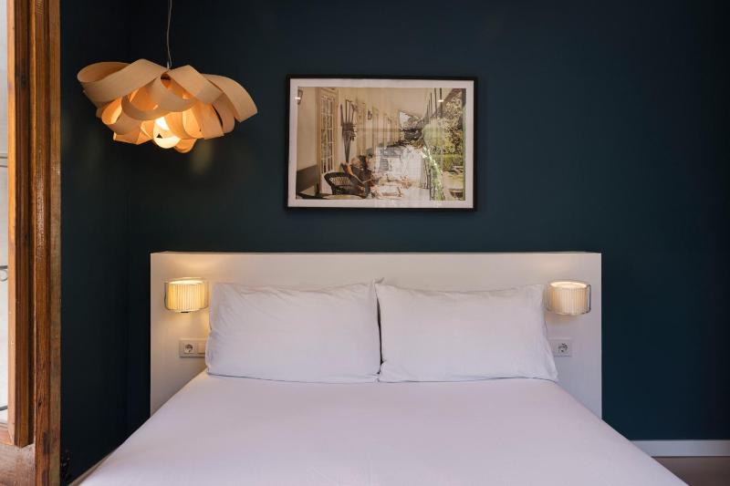 Double Room with Balcony and Private Bathroom image 3