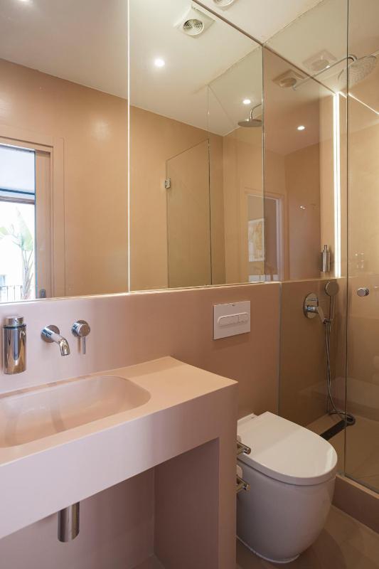 Double Room with Balcony and Private Bathroom image 4