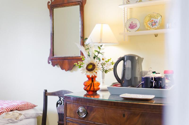 Twin Room image 4