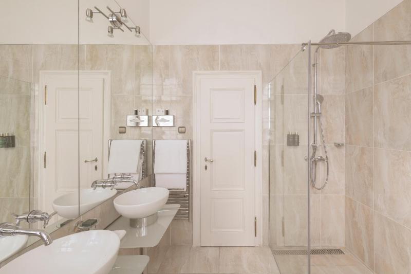 Executive King Room image 3