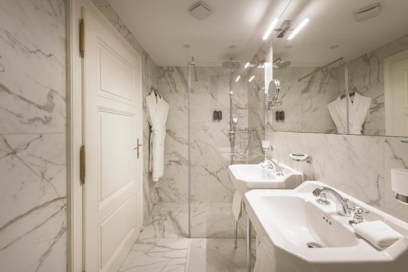 Executive King Room image 4