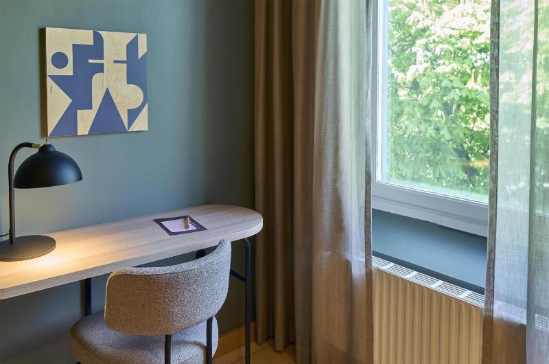 Standard Twin Room image 4