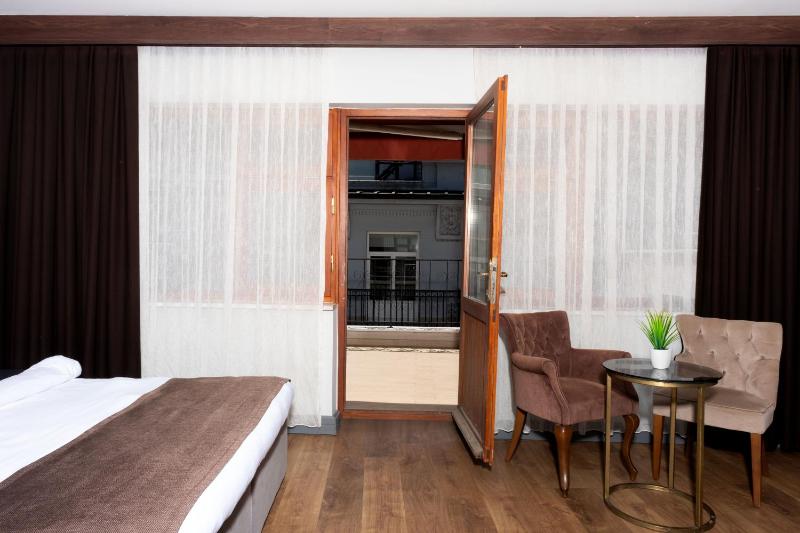 Deluxe Double Room with Side Sea View image 2