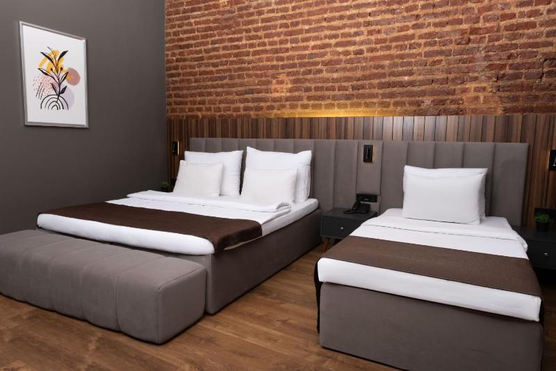 Classic Triple Room image 2