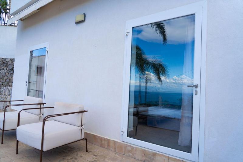 Double Room with Sea View and Terrace image 3