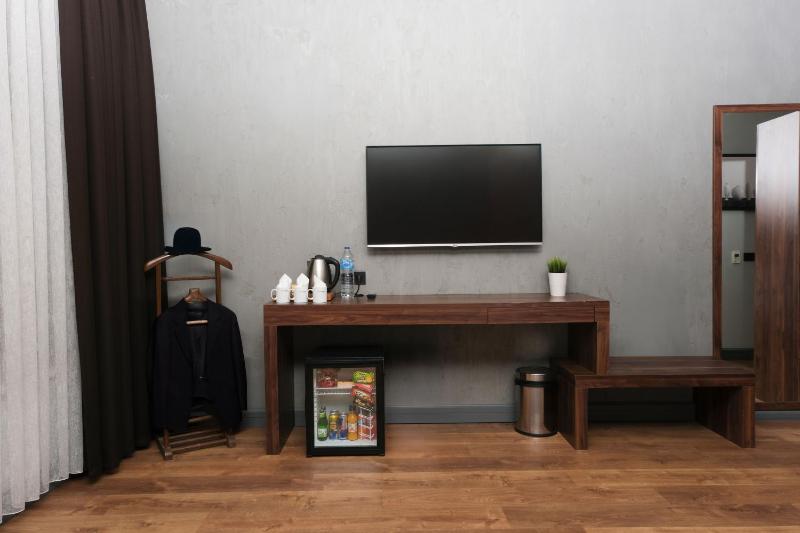 Standard Triple Room with Sea View image 3