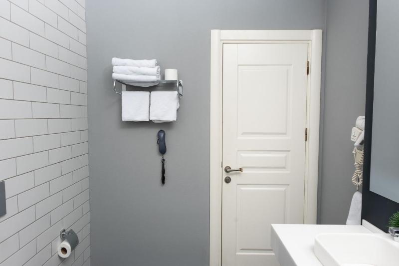Standard Triple Room with Sea View image 2