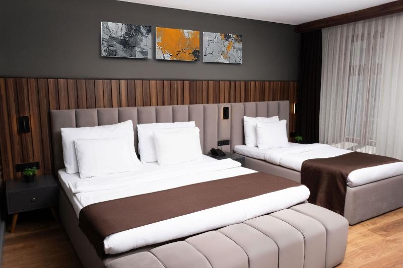 Standard Triple Room with Sea View image 1
