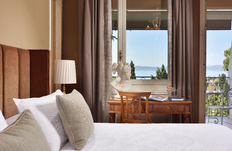 Deluxe Lake View with Balcony image 3