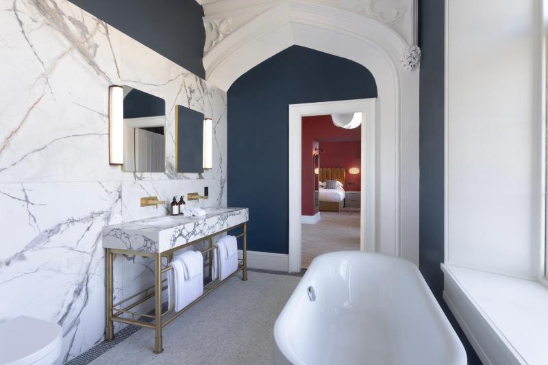 Deluxe Suite image 3