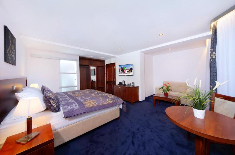 Deluxe Double Room with Extra Bed image 1