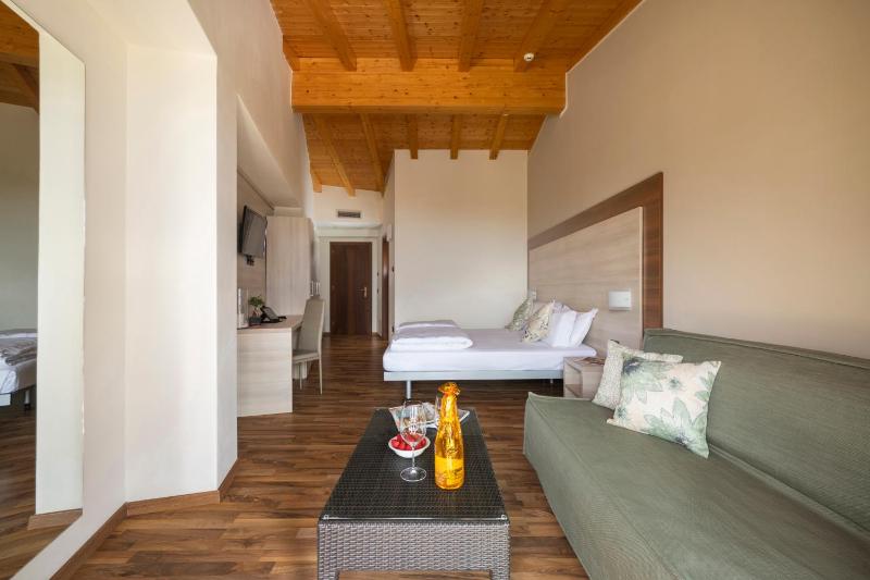 Deluxe Double Room with Balcony image 4