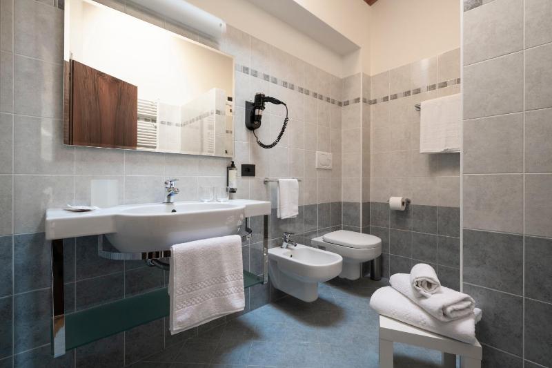Deluxe Double Room with Balcony image 2